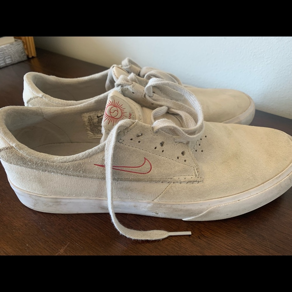 MENS Nike size 9.5 used off white suede sneaker
